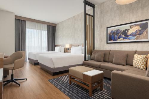 Postel nebo postele na pokoji v ubytování Hyatt Place Windsor