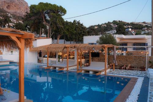 Bazén v ubytování SPONGIA HOTEL SUITES & Spa nebo v jeho okolí