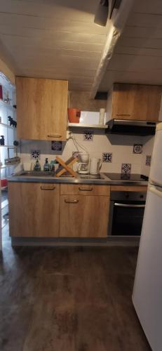 une cuisine avec des armoires en bois et un évier dans l'établissement Les fees mer, à Marseille