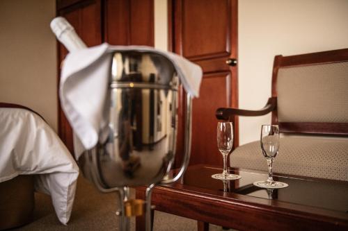 two wine glasses on a table with a blender at El Cabildo Hotel in Arequipa