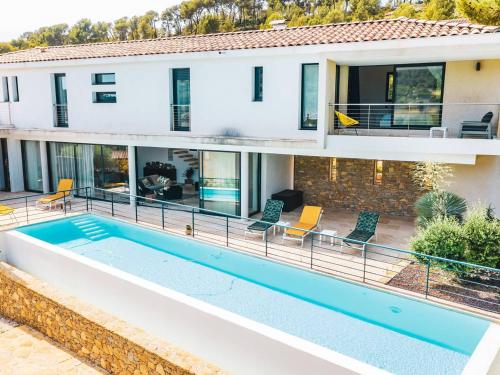 une image d'une maison avec piscine dans l'établissement Villa Familiale avec Piscine, 4 Chambres, BBQ et Clim à La Cadière-d'Azur - FR-1-770-21, à Laouque