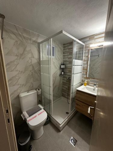 Koupelna v ubytování Cherry - HappyHostGr - Downtown Apartment