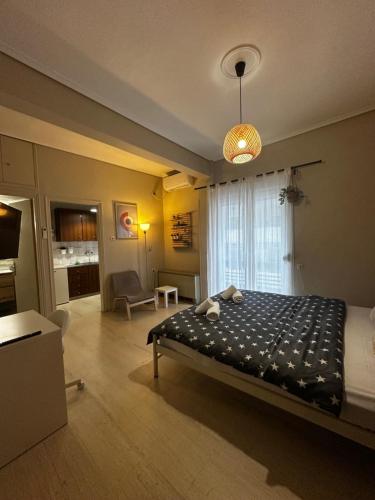 Postel nebo postele na pokoji v ubytování Cherry - HappyHostGr - Downtown Apartment
