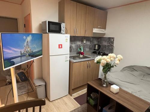 Η κουζίνα ή μικρή κουζίνα στο Cozy house with terrace Near the courthouse shift Netflix available for free Board games