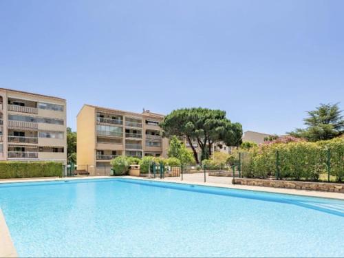 une grande piscine devant un immeuble dans l'établissement Studio cabine avec piscine, parking privatif, loggia et accès plage à pied - Sainte-Maxime - FR-1-226-534, à Sainte-Maxime