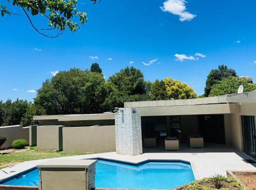 La pileta dentro o cerca de The Hide in Sandown-Sandton