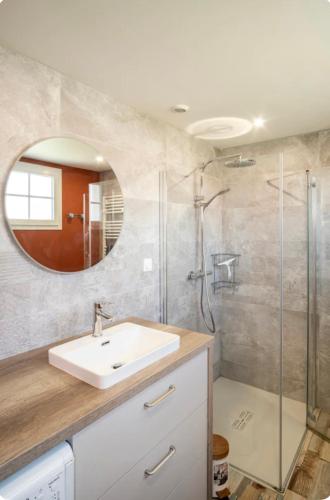 une salle de bain avec un lavabo et une douche avec un miroir dans l'établissement Les Épinettes, à Cayeux-sur-Mer