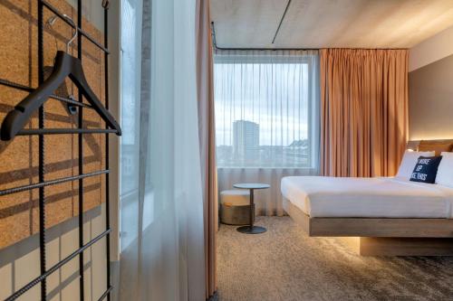 Postel nebo postele na pokoji v ubytování Moxy Antwerp
