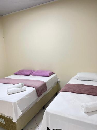 zwei Betten nebeneinander in einem Zimmer in der Unterkunft Casa Açaí in Bragança