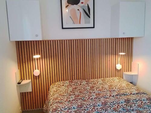 - une chambre avec un lit et deux lumières sur le mur dans l'établissement Appartement 2P avec Tennis, Piscine, Park Privé, à 800m Plage - St Pierre la Mer - FR-1-229D-142, à Fleury