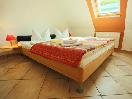 ein Schlafzimmer mit einem Bett mit zwei Handtüchern darauf in der Unterkunft Fewo im Herzen der Insel in Bergen auf Rügen