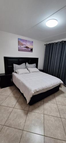 Ένα ή περισσότερα κρεβάτια σε δωμάτιο στο Your Home Away from Home