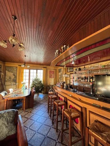 - un bar dans un restaurant avec des chaises et une table dans l'établissement Auberge des Ruines de Merle, à Saint-Cirgues-la-Loutre