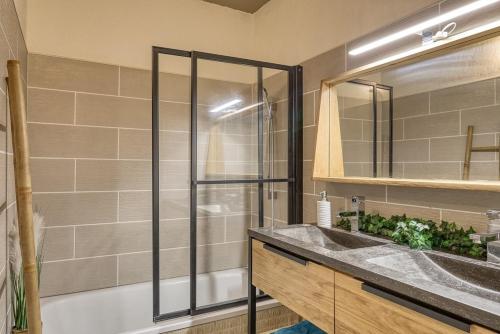 une salle de bain avec douche et lavabo dans l'établissement Appartement Cosy - 1 à 2 chambres proche thermes et ski, à Saint-Gervais-les-Bains