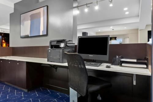 Courtyard Chicago Southeast/Hammond, Indianaにあるテレビまたはエンターテインメントセンター