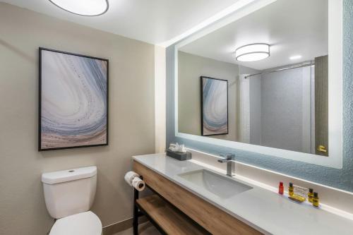 a bathroom with a sink and a mirror at City Express by Marriott Duluth in Duluth
