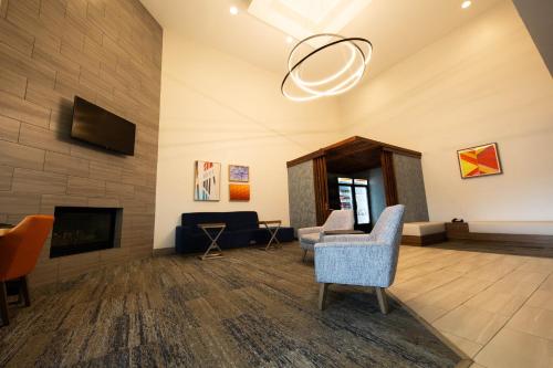 a living room with a couch and a fireplace at Holiday Inn Express - Canyon by IHG in Canyon