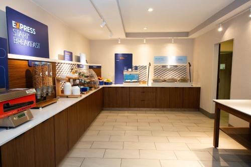 a store with a counter in a store at Holiday Inn Express - Canyon by IHG in Canyon