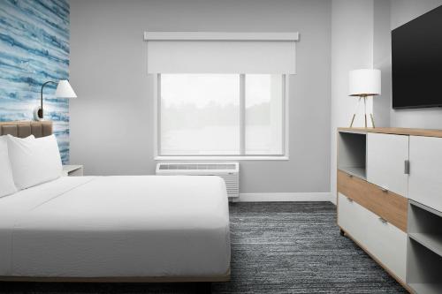 a hotel room with a bed and a tv at TownePlace Suites By Marriott Lake City in Lake City