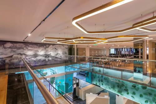 a large swimming pool in a hotel lobby at Holiday Inn Express Toluca Galerias Metepec by IHG in Toluca