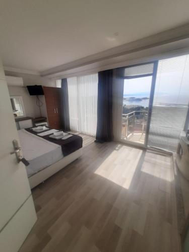 Ένα ή περισσότερα κρεβάτια σε δωμάτιο στο Demir otel
