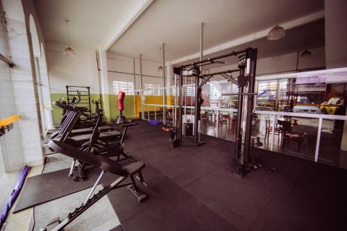 a gym with treadmills and machines in a room at Hotel Nacional Inn Poços de Caldas - Lazer completo e Gastronomia no Centro in Poços de Caldas