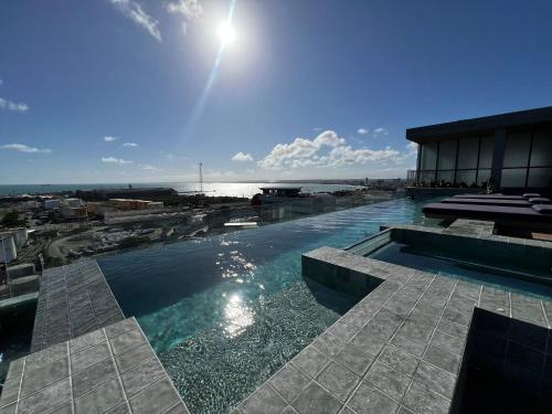 een groot zwembad bovenop een gebouw bij Edifício New Time Apto 1406-Mandi Hospitalidade in Maceió