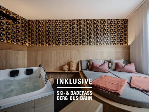 Postel nebo postele na pokoji v ubytování Hotel Belvedere Scuol