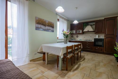 a kitchen and dining room with a table and chairs at QuattroQuattroQuattro in Porto San Giorgio