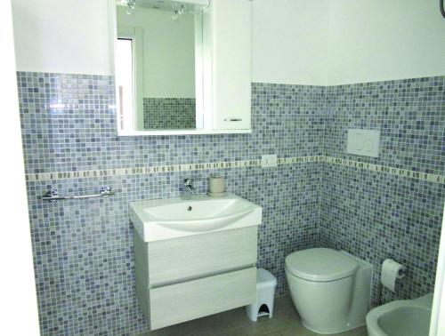 卡斯特爾薩多的住宿－Miramare Castello，一间带水槽、卫生间和镜子的浴室