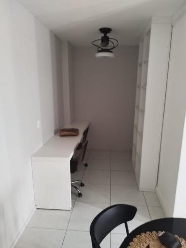 a small room with a desk and a chair at Loft charmoso na zona Leste de Teresina in Teresina