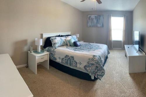 Ένα ή περισσότερα κρεβάτια σε δωμάτιο στο 4 Bed 2.5 Bath Sleeps 10- King of Karincrest