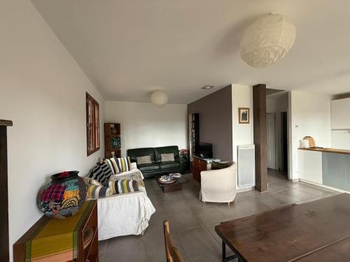 un salon avec un canapé et une table dans l'établissement Maison Familiale en Cévennes, à Le Salson