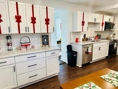 Dapur atau dapur kecil di Holly Jolly Historic Home Where Its Always XMAS