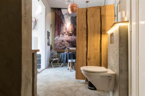 een badkamer met een toilet en een eetkamer bij Room Lange Haven in Schiedam