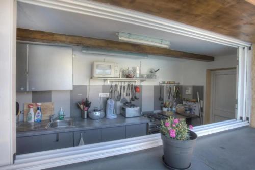 une cuisine avec un évier et un comptoir dans l'établissement Villa familiale avec piscine à Furiani, 160 m², à Furiani