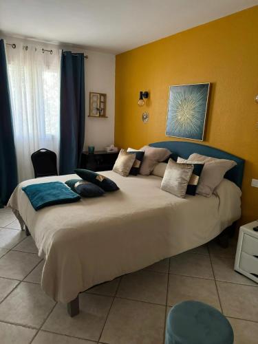 une chambre avec un grand lit avec des oreillers dessus dans l'établissement Villa familiale avec piscine à Furiani, 160 m², à Furiani