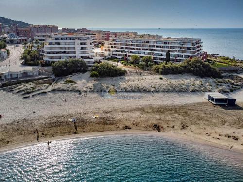 - une vue aérienne sur la plage et certains bâtiments dans l'établissement 2 pièces avec terrasse 16m² et vue mer - FR-1-472A-224, à Sète