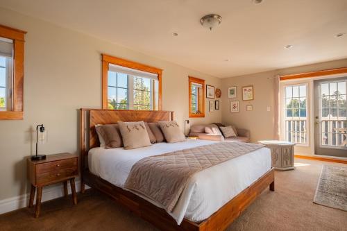 Postel nebo postele na pokoji v ubytování Tides Inn Guest Suites