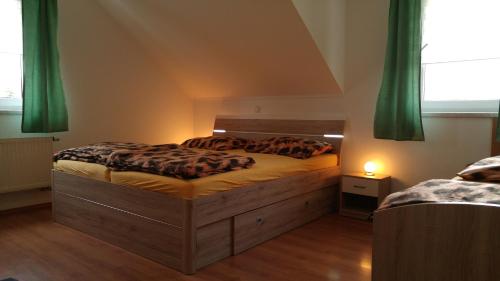Tempat tidur dalam kamar di Hotel-Restaurant U Švábků