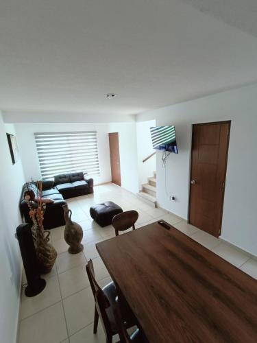 Una televisión o centro de entretenimiento en Excelente Casa Familiar con Alberca