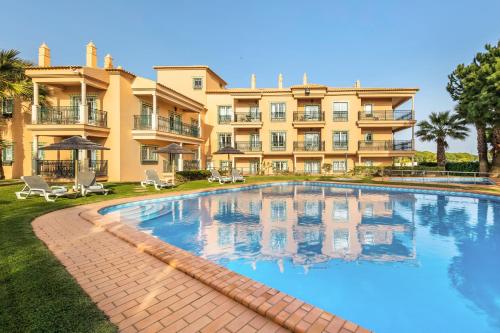 a large swimming pool in front of a building at Quinta Pedra Dos Bicos in Albufeira