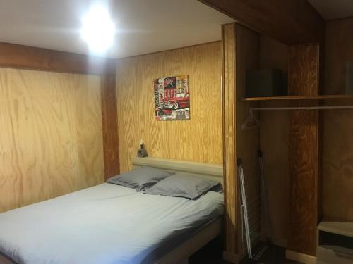 Postel nebo postele na pokoji v ubytování Loc-Appart SPM Chambre d'hôtes 3