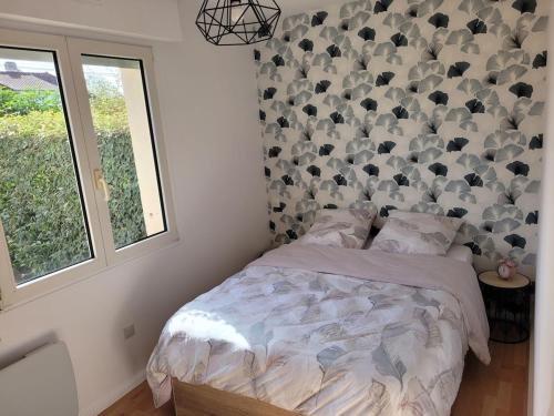 - une chambre avec un lit et un mur de boules dans l'établissement T2 Proche plage aux phoques avec parking, à Berck-sur-Mer