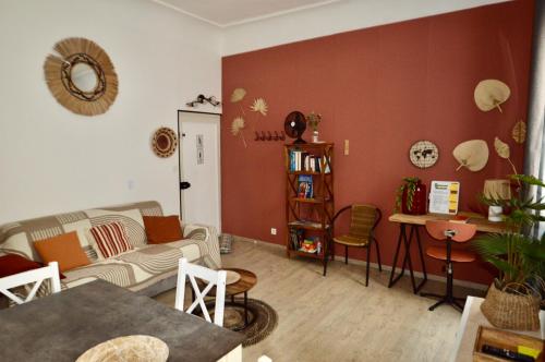 un salon avec un canapé et une table dans l'établissement Laura ,Cœur de ville, port et plages la Ciotat, à La Ciotat