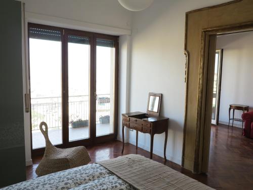 Pretty panoramic apartment - half way Center-Vomero district