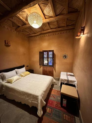 NkobにあるKasbah Ennakbのベッドルーム1室(ベッド1台、テーブル付)