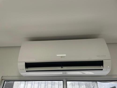 a white printer sitting on top of a ceiling at Condomínio Residencial Vitória 3 in Sao Paulo