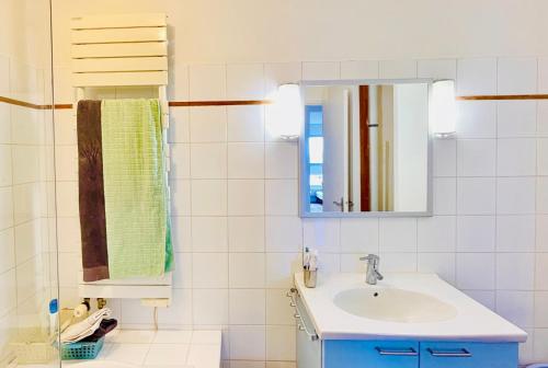 une salle de bain avec un lavabo et un miroir dans l'établissement Chambre vue sur La Tour Eiffel - 9eme étage, à Paris