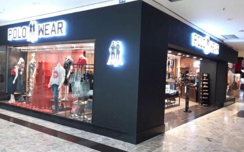 a store front of a clothing store in a mall at Condomínio Residencial Vitória 3 in Sao Paulo
